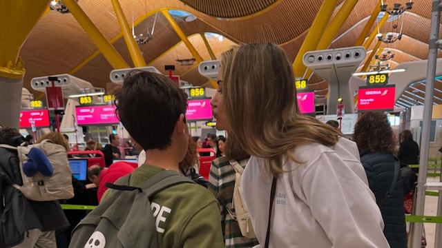 Plano medio de Alba Carrillo con su hijo en el aeropuerto