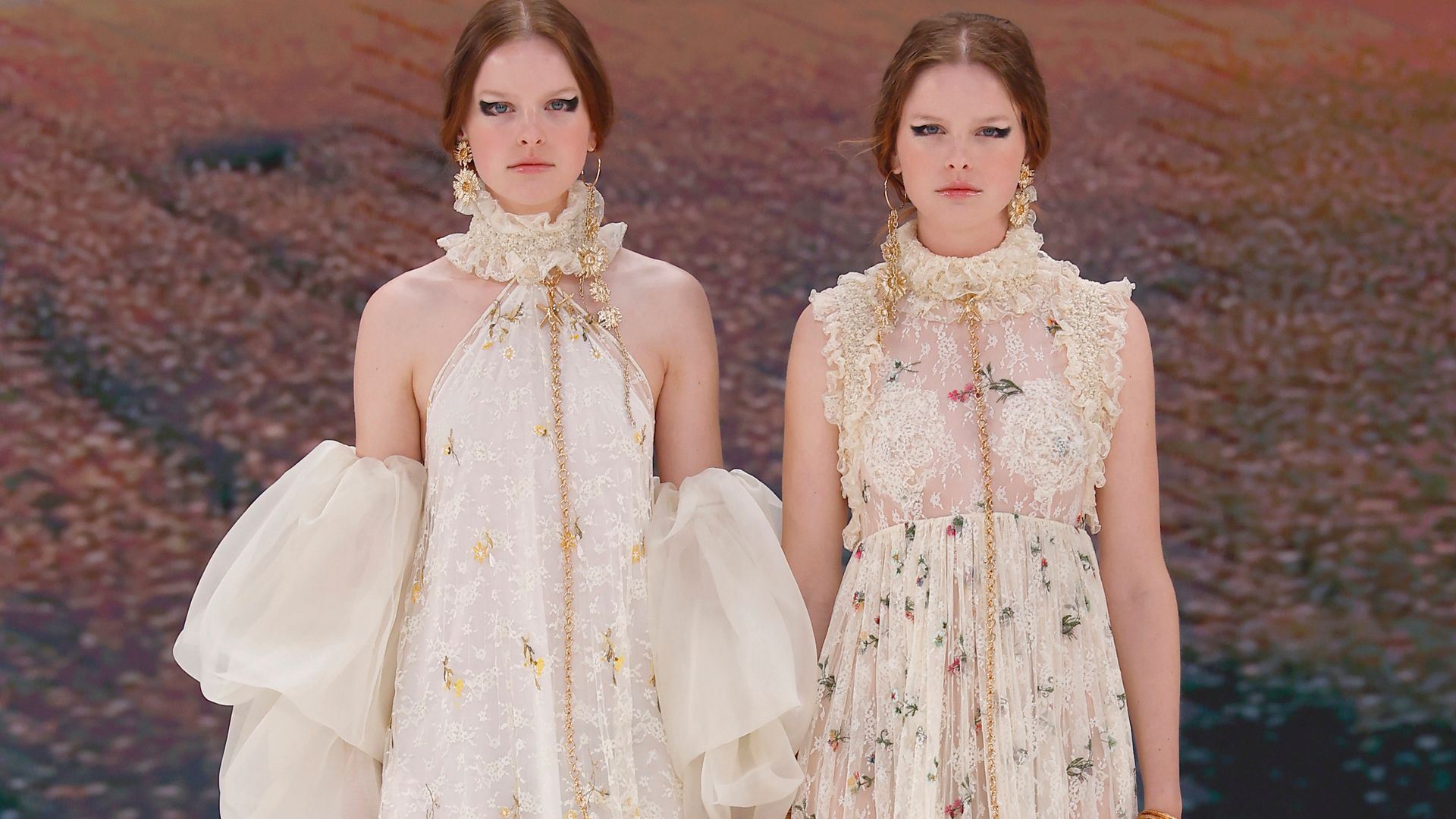 El amarillo mantequilla llega al universo nupcial de la mano de Immaclé, la firma favorita de las novias boho