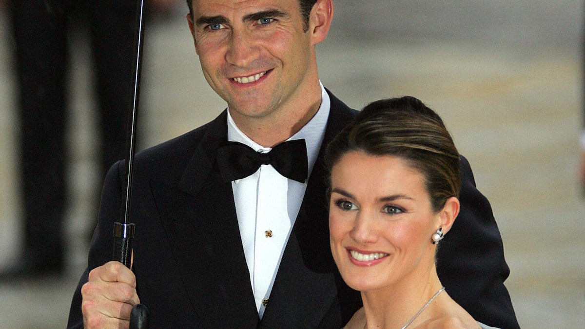 El vestido  Cenicienta  de doña Letizia y otros looks vistos en su preboda hace 21 años