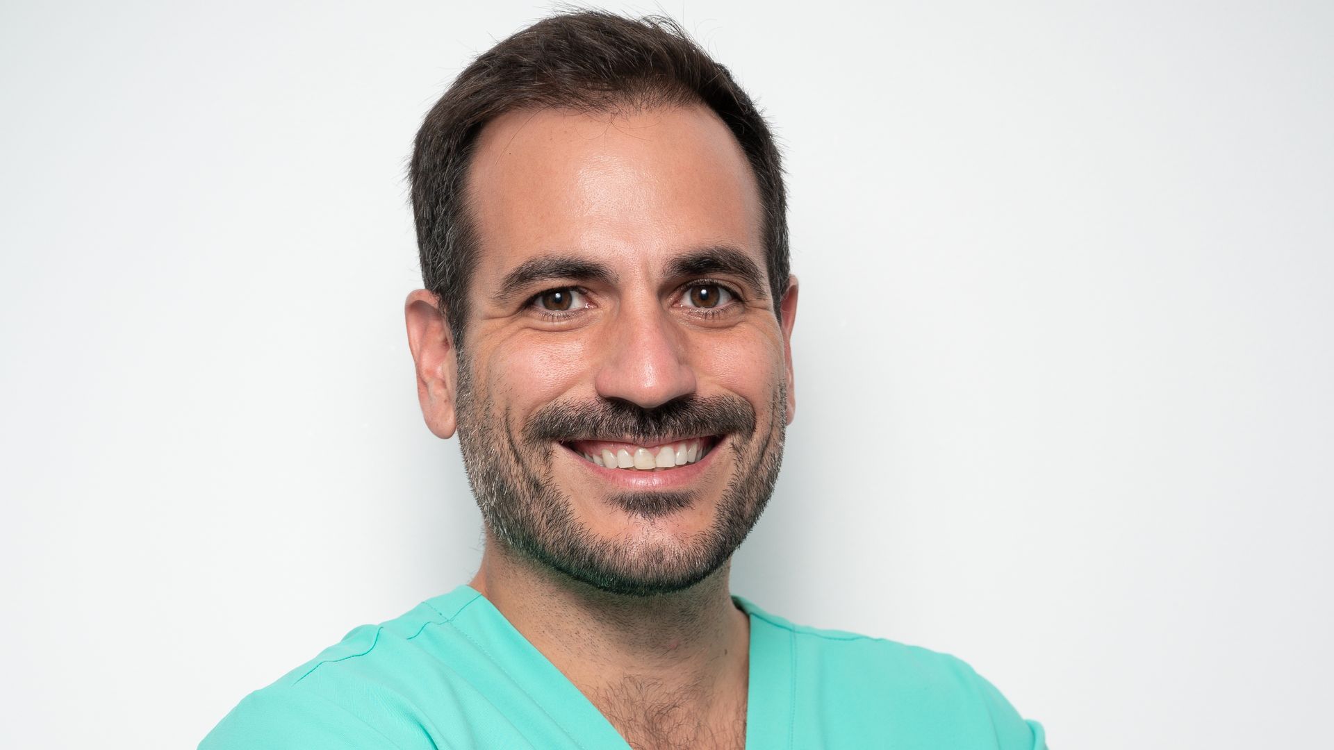 Doctor Tomás Gómez, ginecólogo experto en Endometriosis, Adenomiosis, miomas uterinos y en cirugía ginecológica.