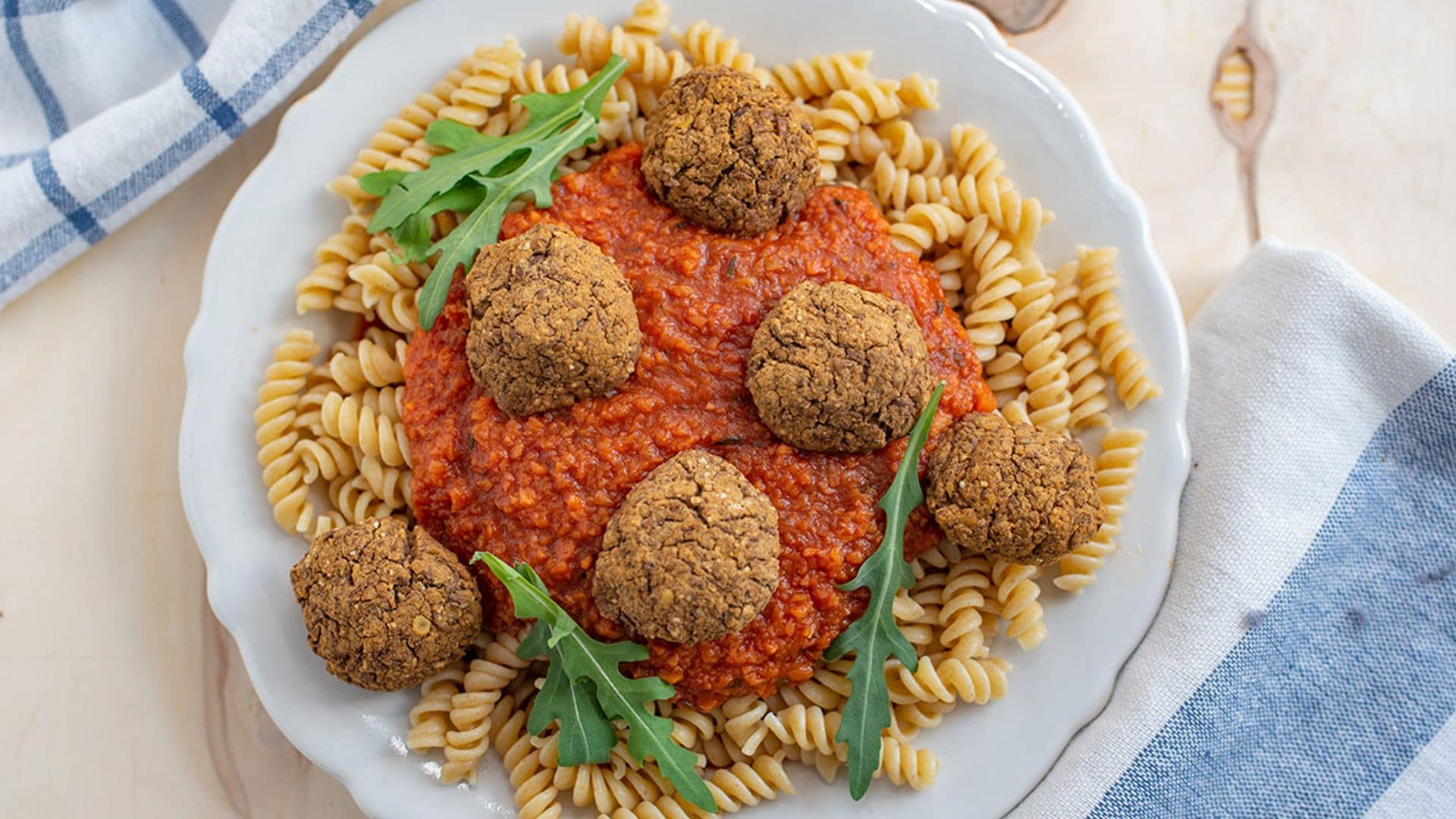 Pasta de garbanzos con albóndigas vegetales y boloñesa vegetariana