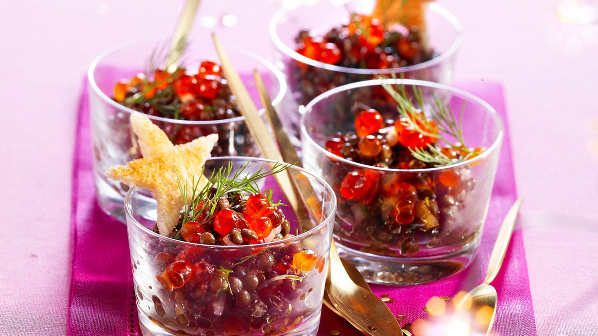 Vasitos de ensalada de lentejas con huevas de salmón