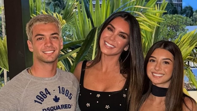 Elizabeth junto a Christopher y Kailey, de 19 y 16 años de edad, respectivamente.
