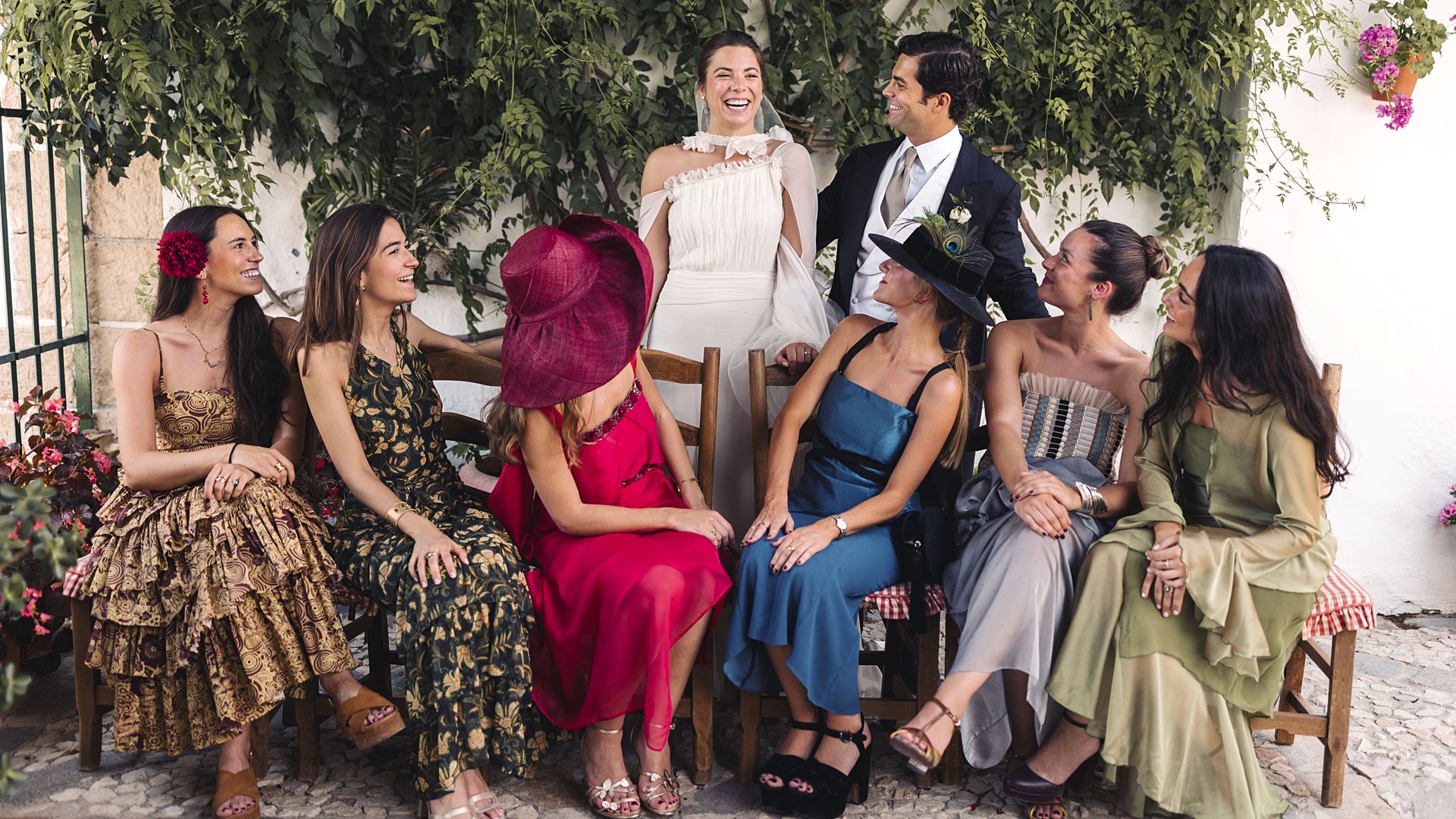 Los novios con un grupo de invitadas