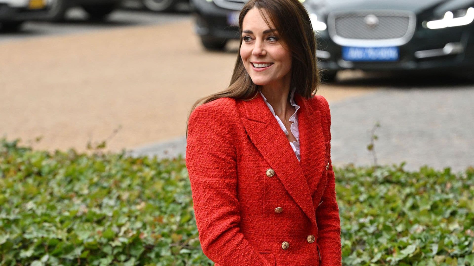 Kate aterriza en Dinamarca con la 'blazer' de Zara que tiene en 4 colores diferentes