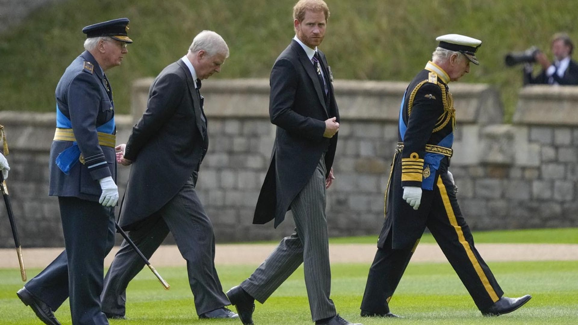 El Parlamento británico abordará si los príncipes Harry y Andrés seguirán siendo regentes