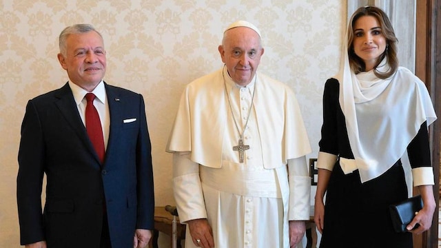 reina rania de jordania con el rey abdal ii y el papa francisco