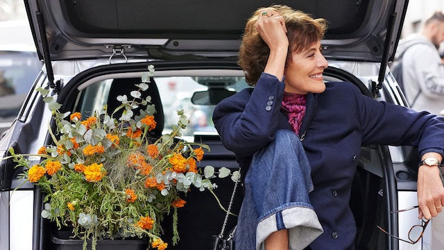 Inès de la Fressange en el maletero de un coche