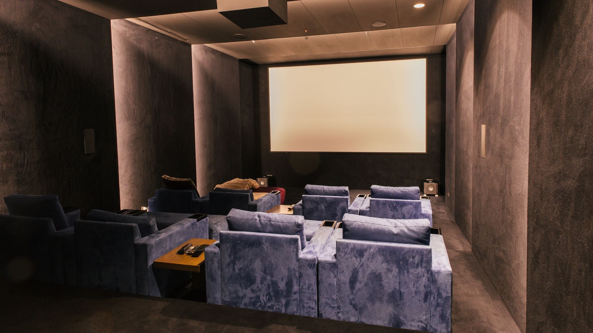 La vivienda cuenta con un espacio dedicado a la proyección de películas, con una pantalla grande, asientos cómodos y un ambiente propicio para disfrutar del cine