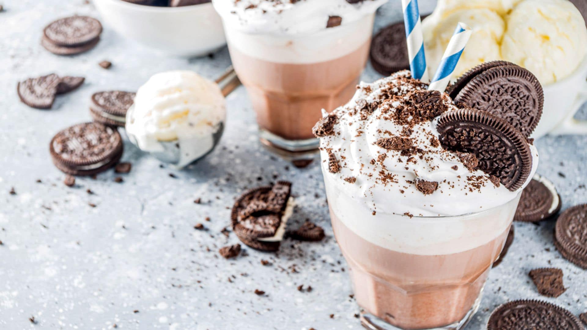 Café con nata y galletas Oreo
