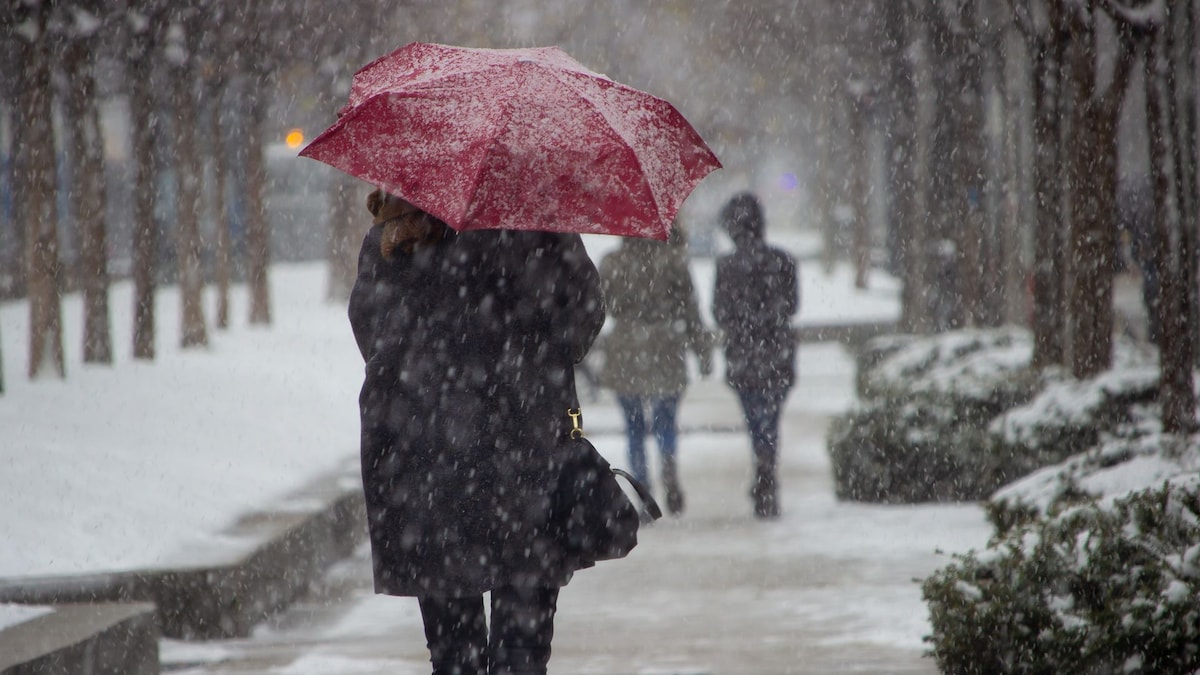 La AEMET lanza un aviso especial por nevadas en cotas bajas y la DGT pide extremar la precaución en carretera