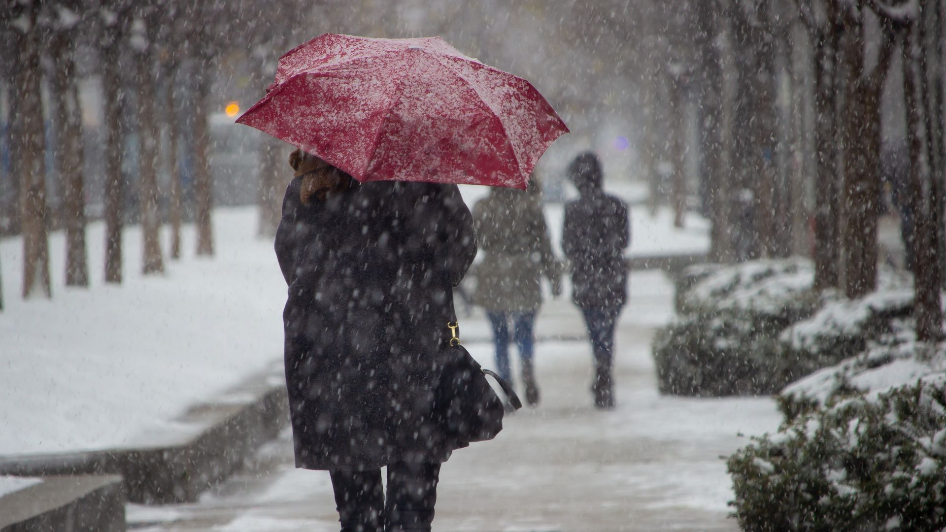 La AEMET lanza un aviso especial por nevadas en cotas bajas y la DGT pide extremar la precaución en carretera