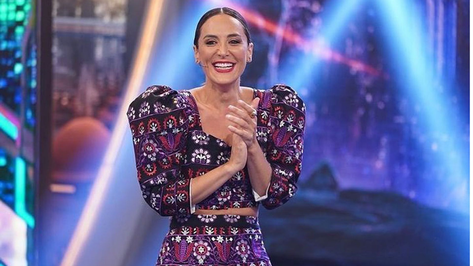 Ni vestido ni falda, Tamara Falcó sorprende con el look de invitada perfecto para bodas de otoño-invierno