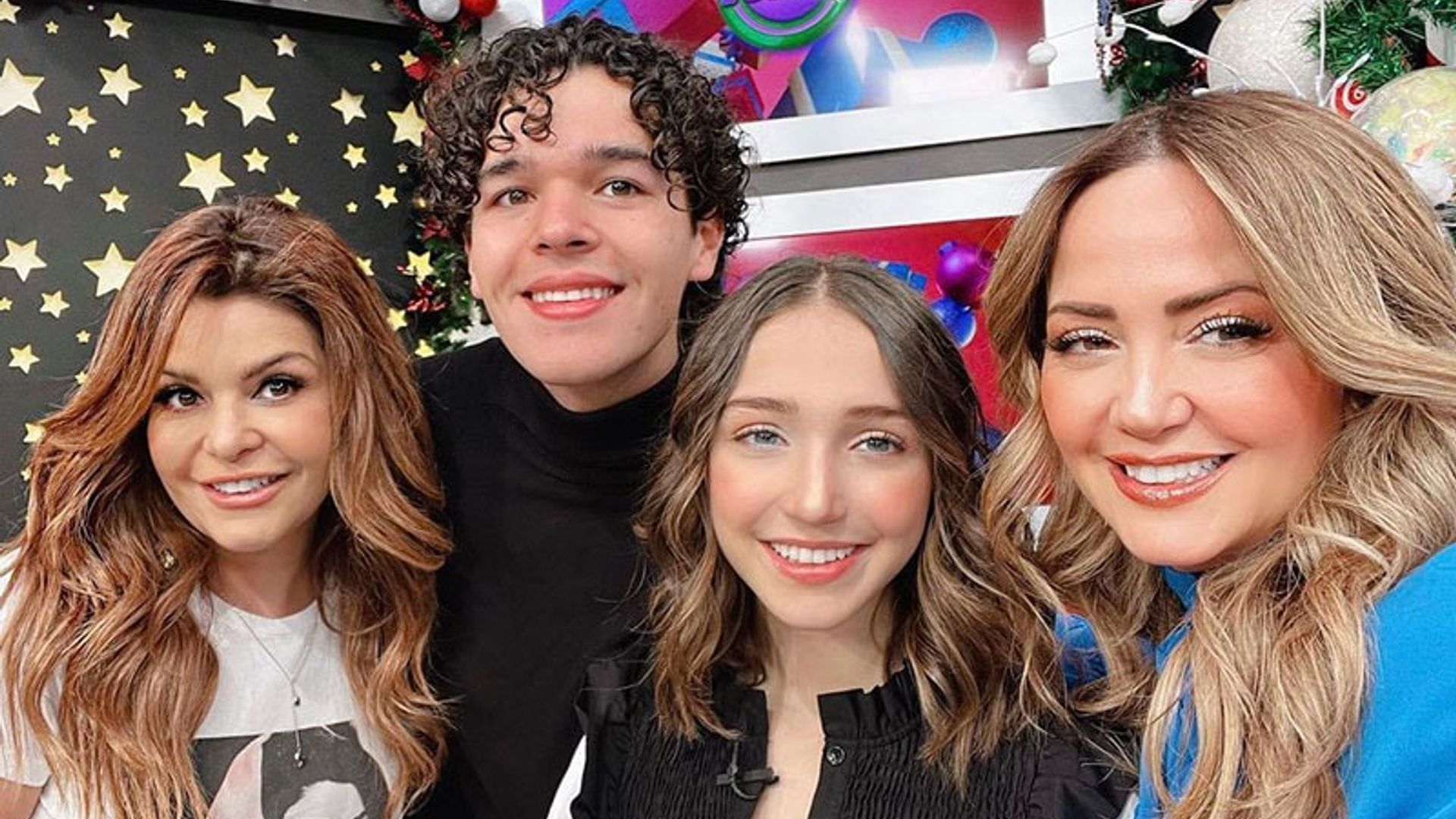 Andrea Legarreta e Itatí Cantoral protagonizan un entrañable posado con sus hijos Nina y José Eduardo