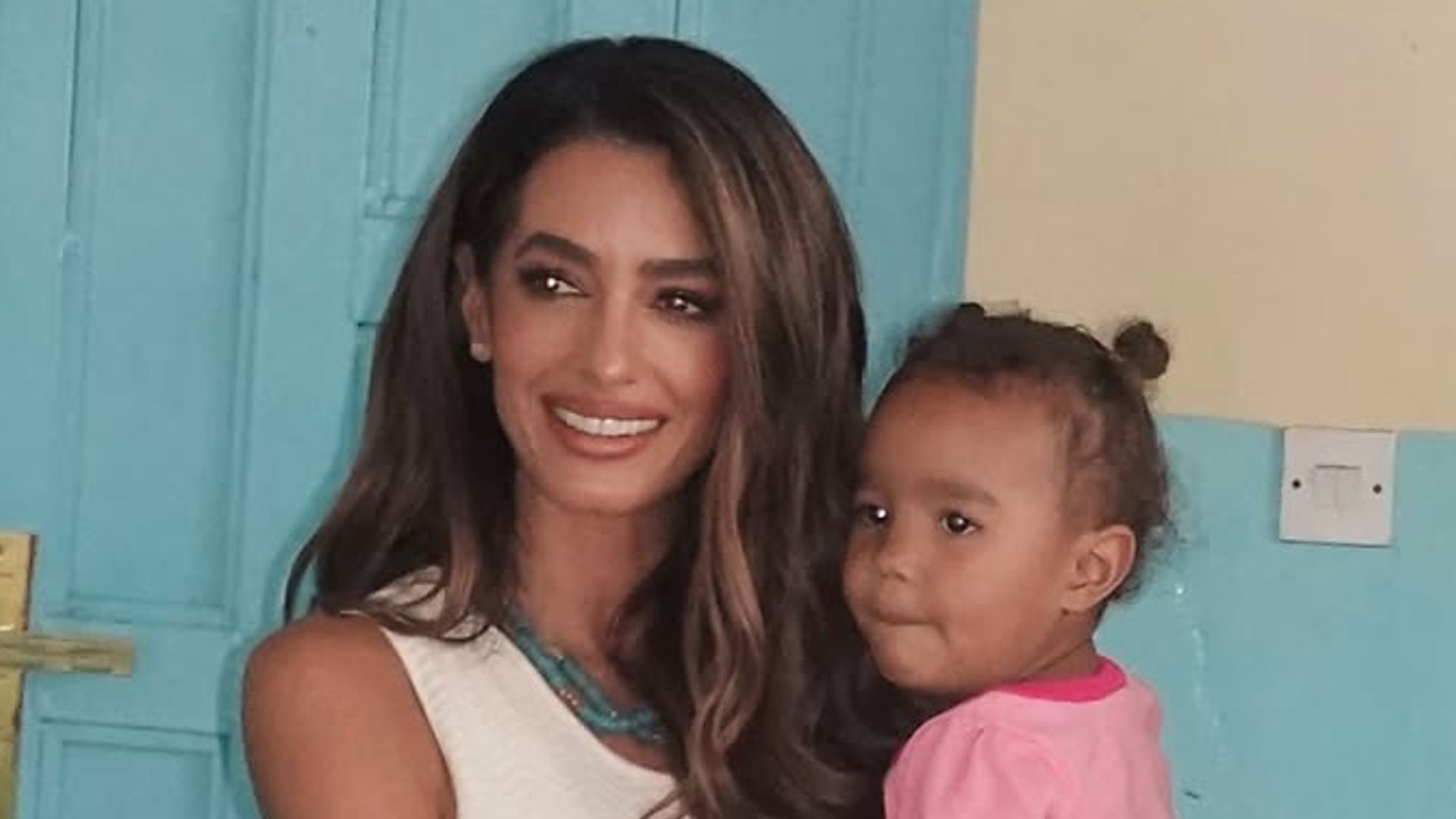 Amal Clooney muestra su lado más tierno con una niña en Malawi