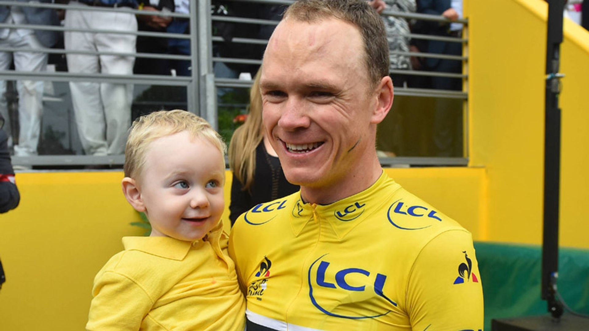Foto a foto, Froome gana el 'Tour' pero su hijo Kellan se queda con el protagonismo