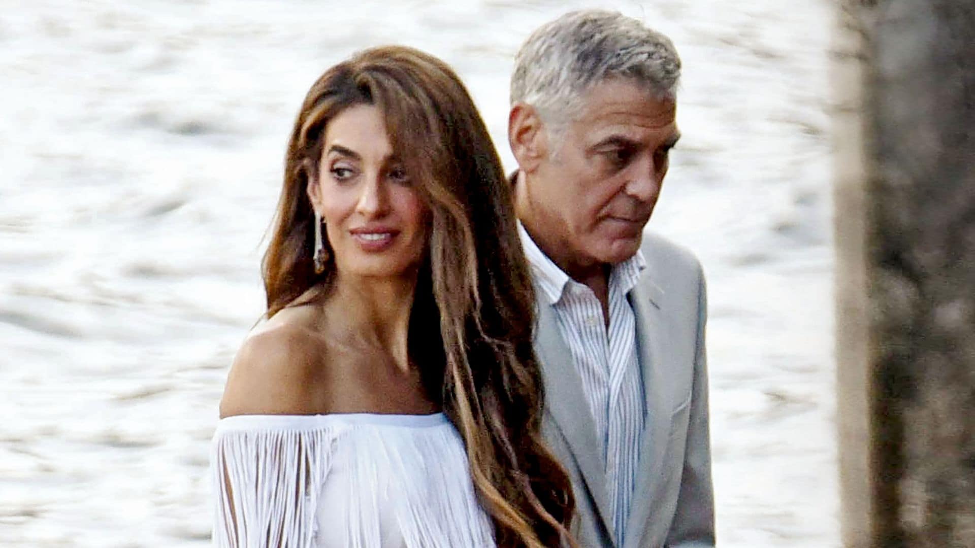 Amal Clooney, la dama en blanco regresa a su lago italiano de cuento