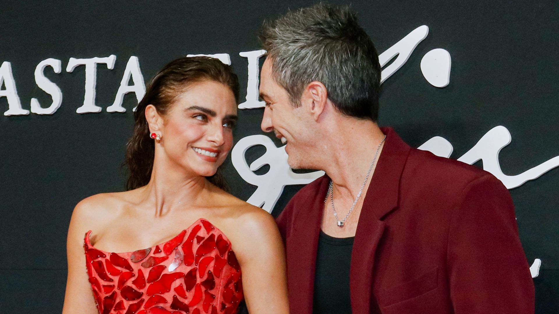 Aislinn Derbez y Mauricio Ochmann en la premier de "Hasta El Fin Del Mundo"en la Ciudad de México.