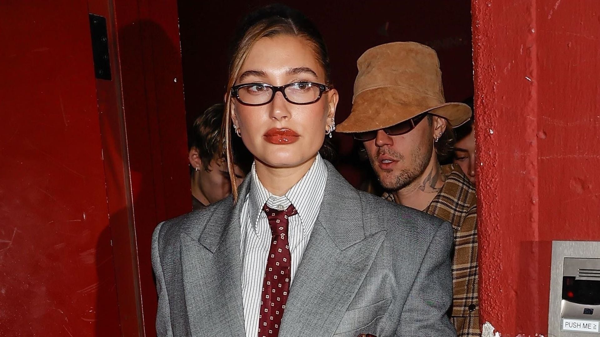 El look de fiesta de Hailey Bieber está inspirado en un momentazo que vivió su amiga Bella Hadid en París
