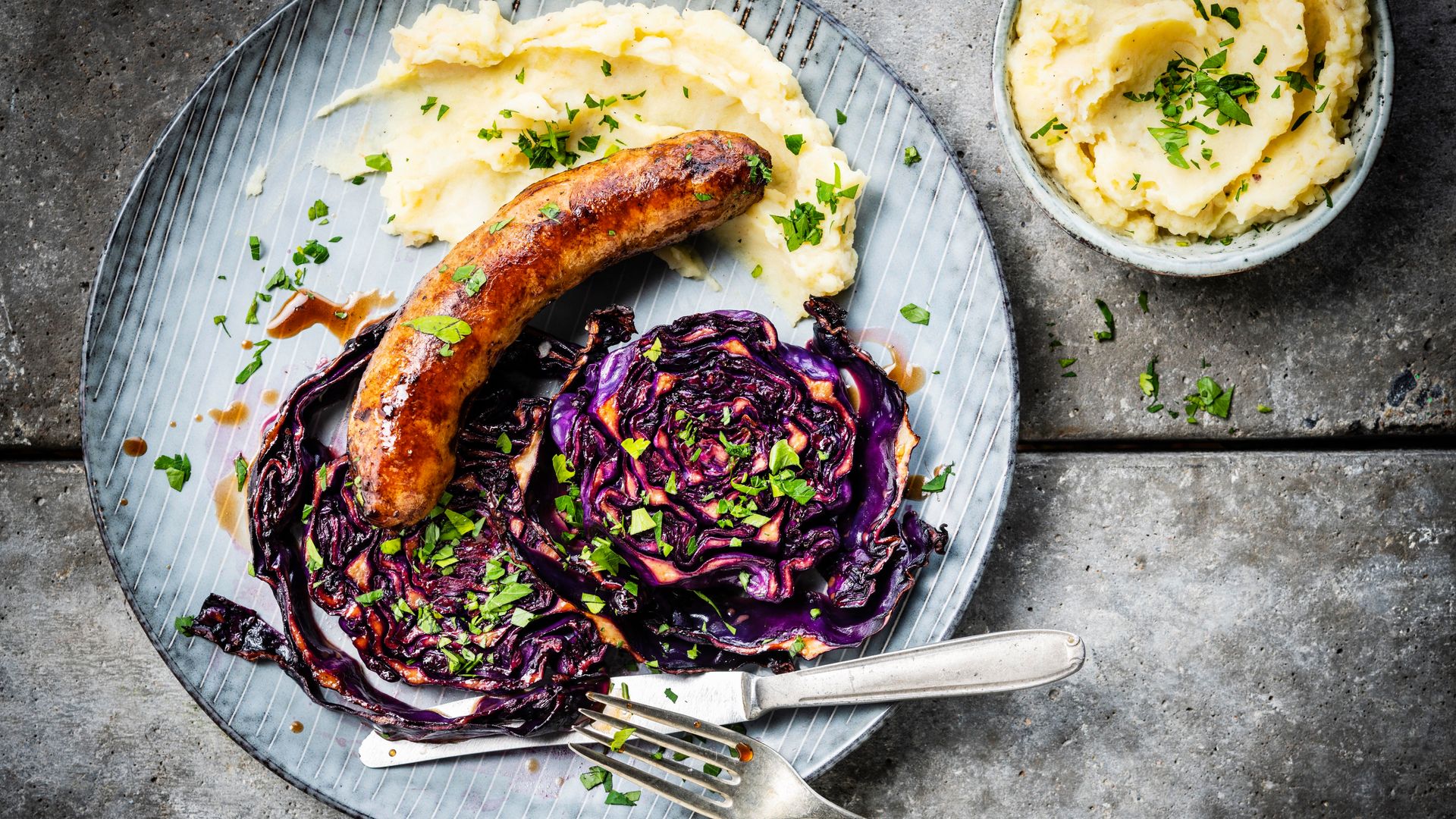 Salchichas con lombarda a la parrilla y puré de patata