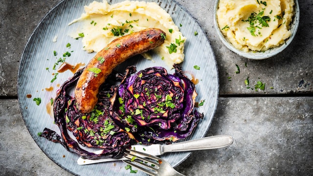 Salchicha con lombarda a la parrilla y puré de patata