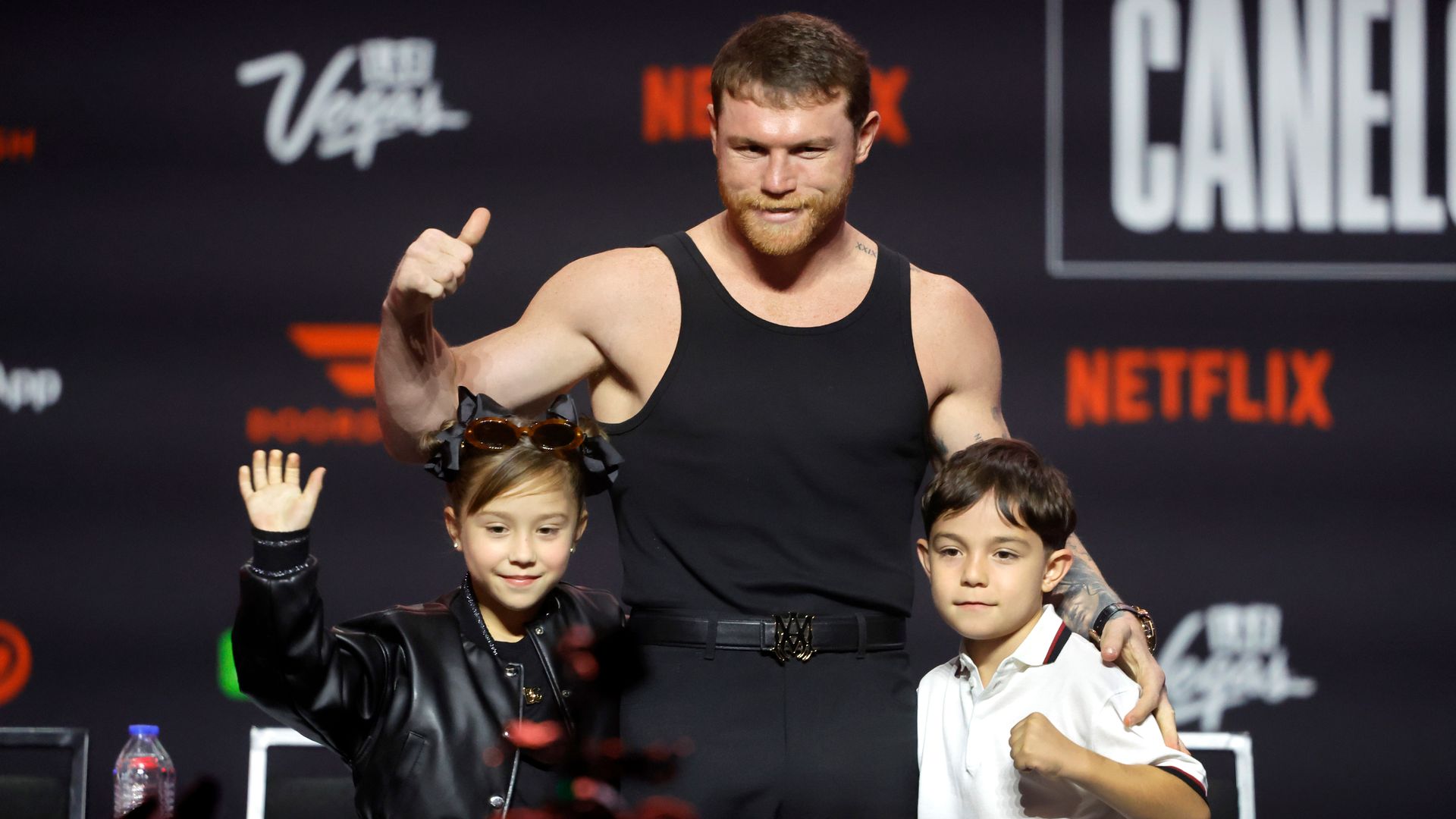Maria Fernanda y Saúl Adiel, los hijos menores de 'Canelo' Álvarez, posan con su nueva hermanita en brazos