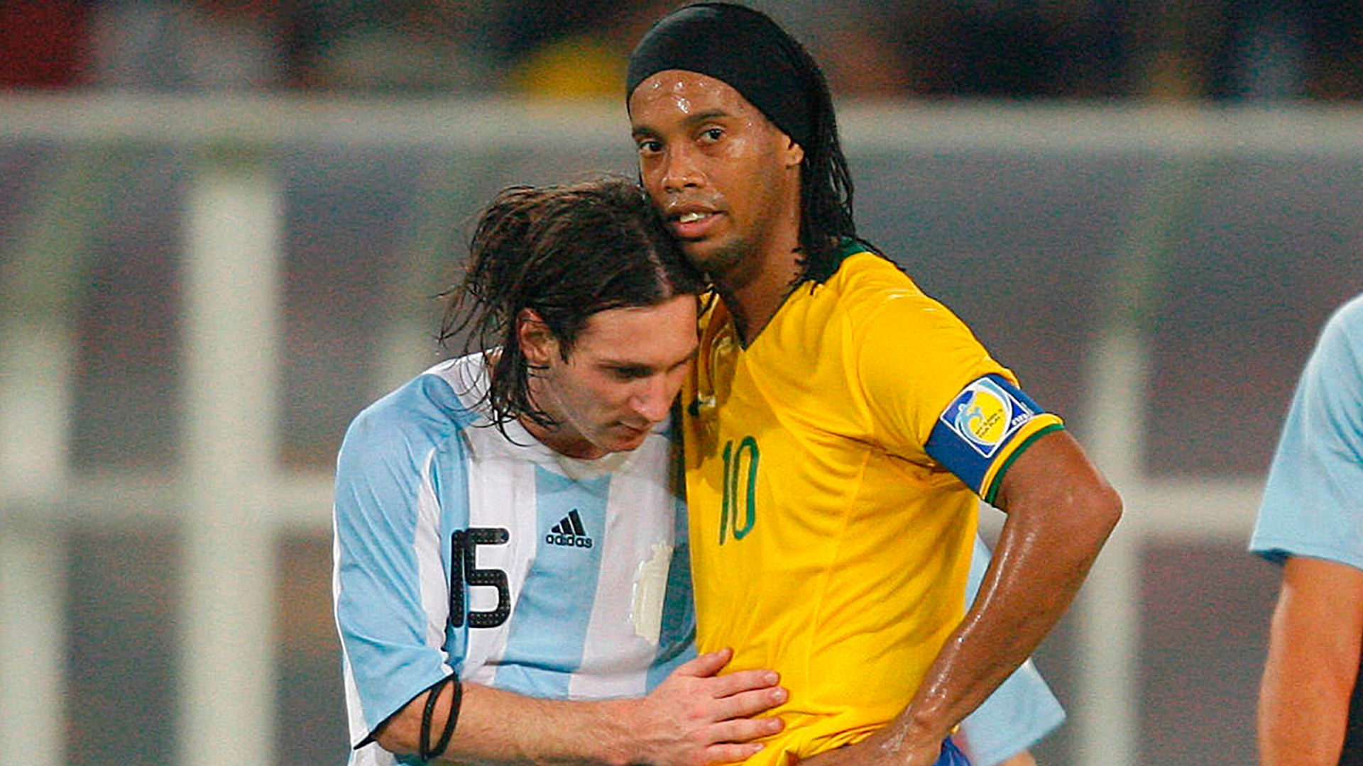 Lionel Messi y Ronaldinho en los Juegos Olímpicos de Pekín en 2008.