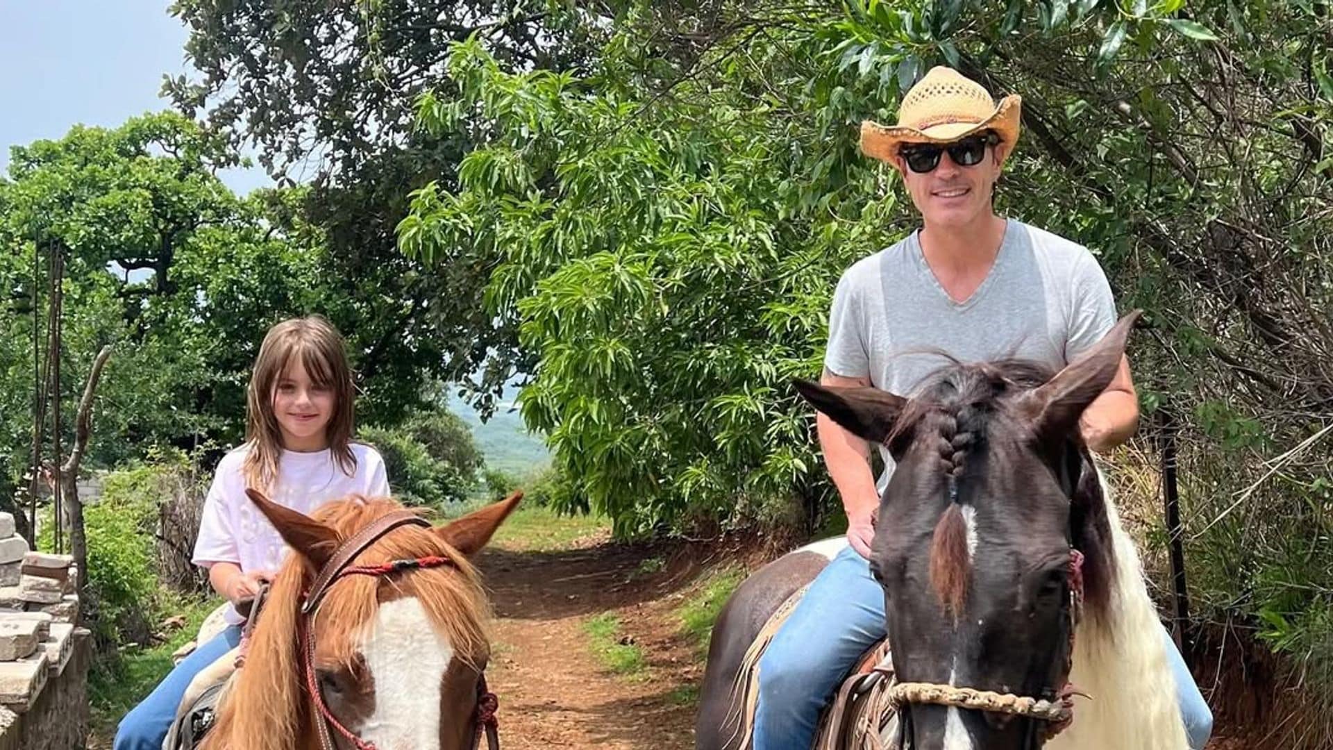 Mauricio Ochmann y su hija Kailani, los más divertidos en un paseo a caballo por el bosque