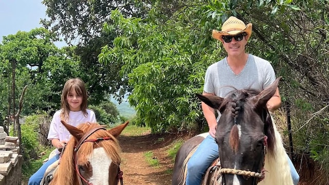 Mauricio Ochmann y su hija Kailani, los más divertidos en un paseo a caballo por el bosque 