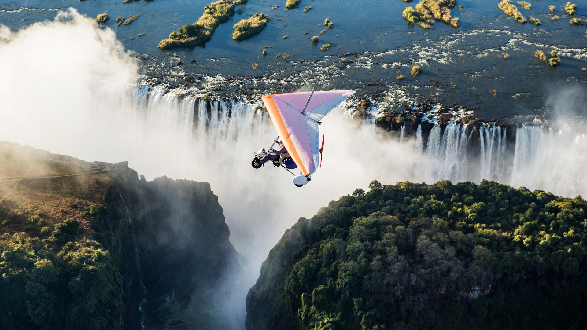 Turistas sobrevolando las cataratas Victoria