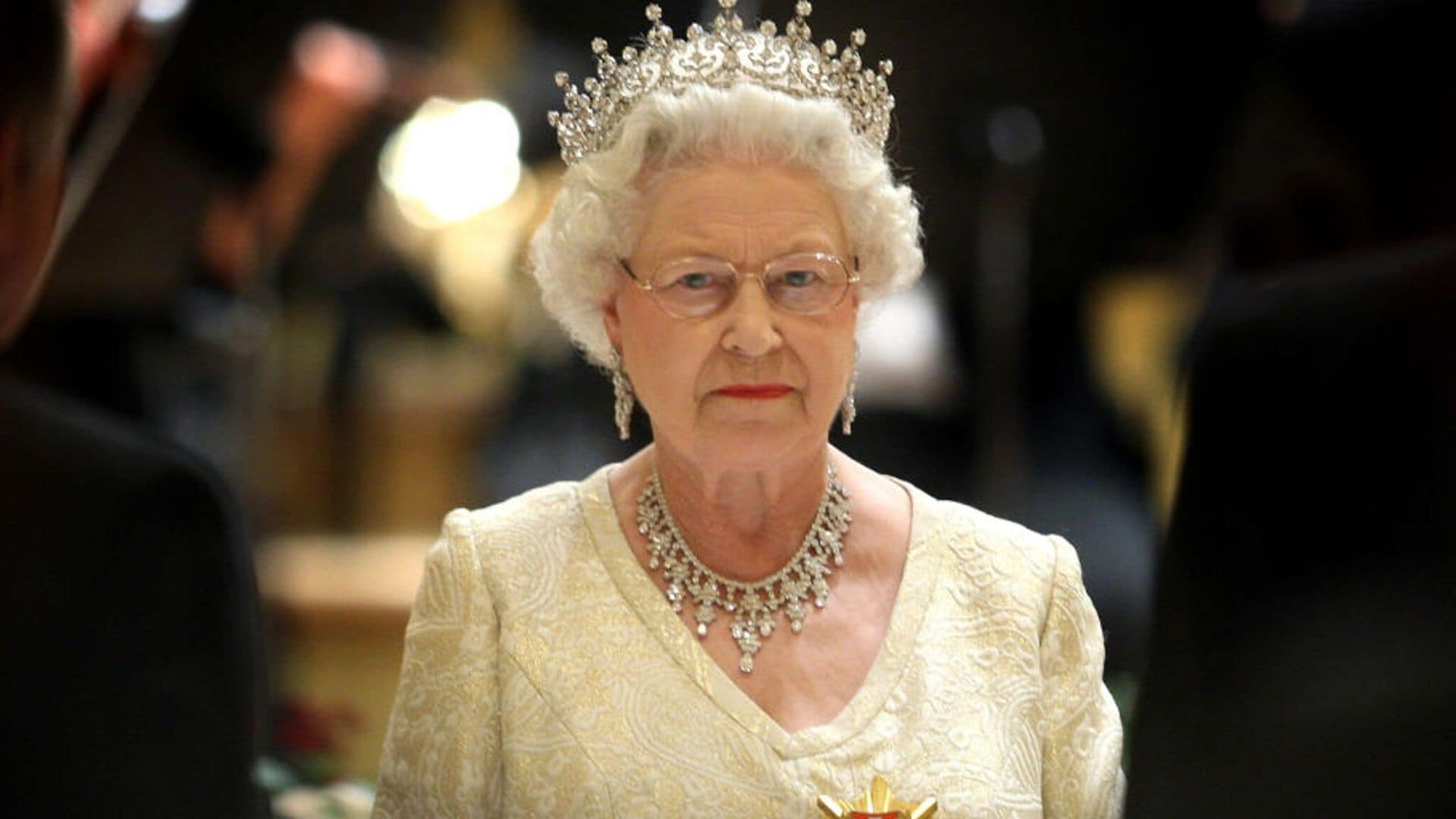 La Reina de Inglaterra da un golpe en la mesa contra Harry y Meghan por la última polémica