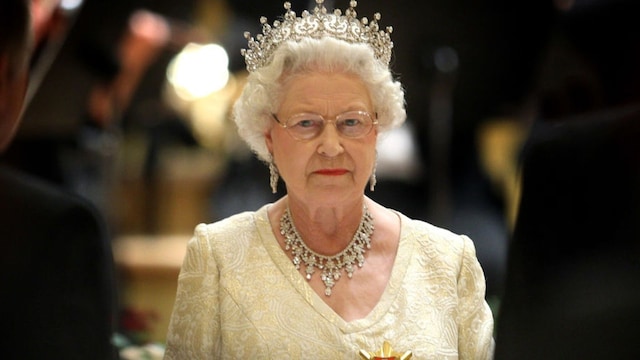 isabel ii da golpe mesa