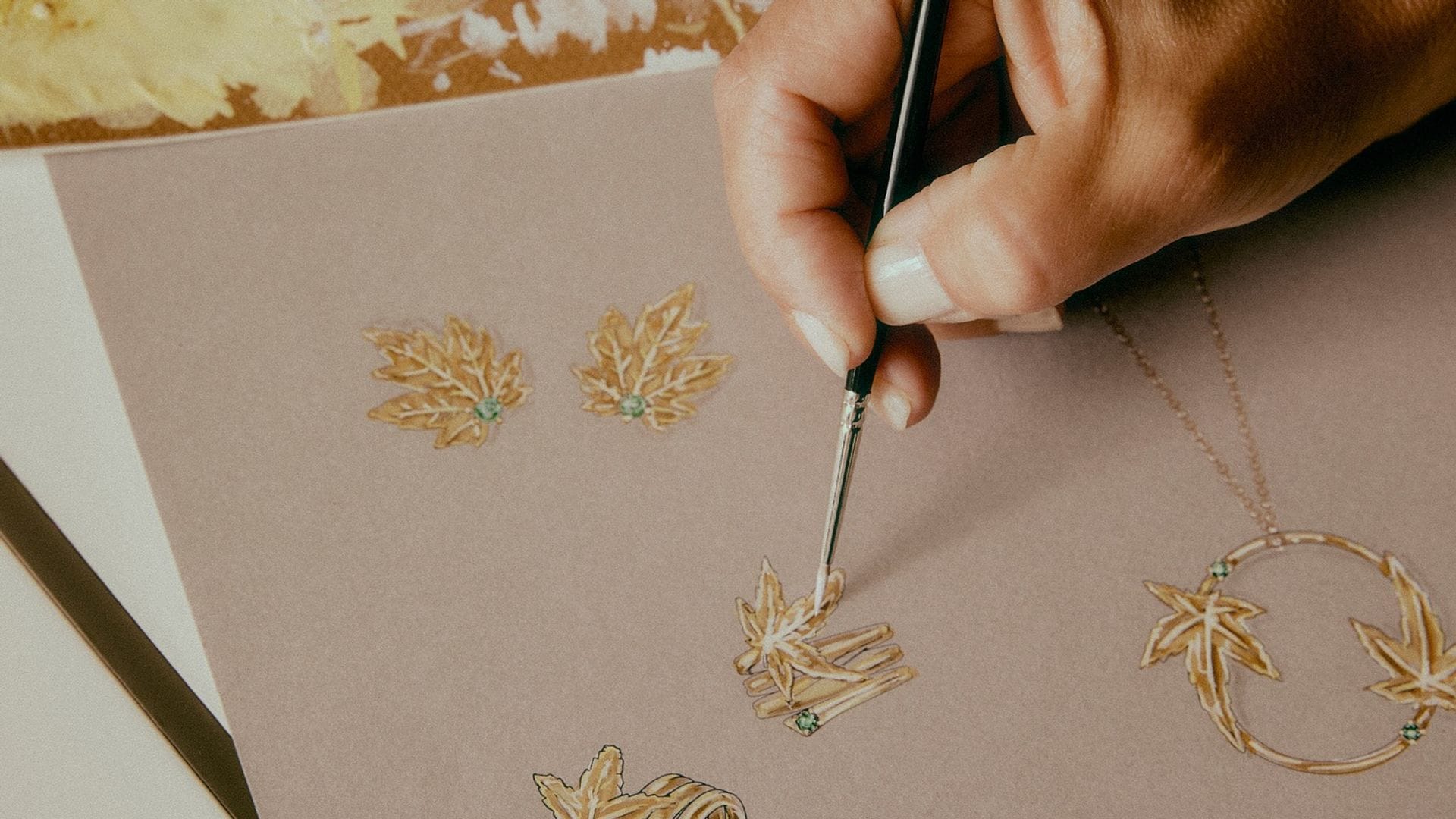 Oda a la naturaleza: joyas, vestidos y zapatos para novias e invitadas que buscan marcar la diferencia