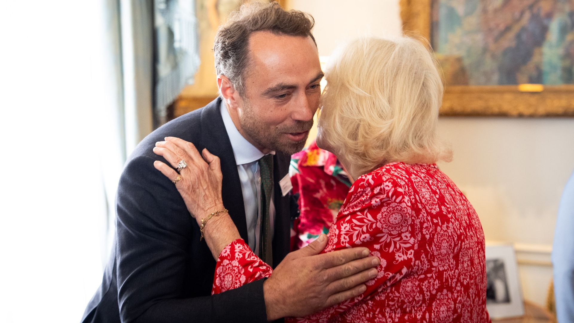 La reina Camilla y James Middleton se dan dos besos nada más verse