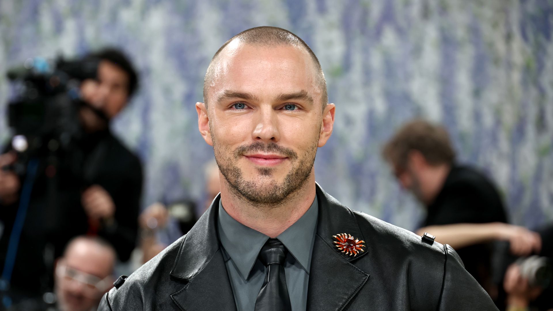 El sueño cumplido de Nicholas Hoult: de ser rechazado para las películas de Harry Potter a fichar por la serie que adapta los famosos libros