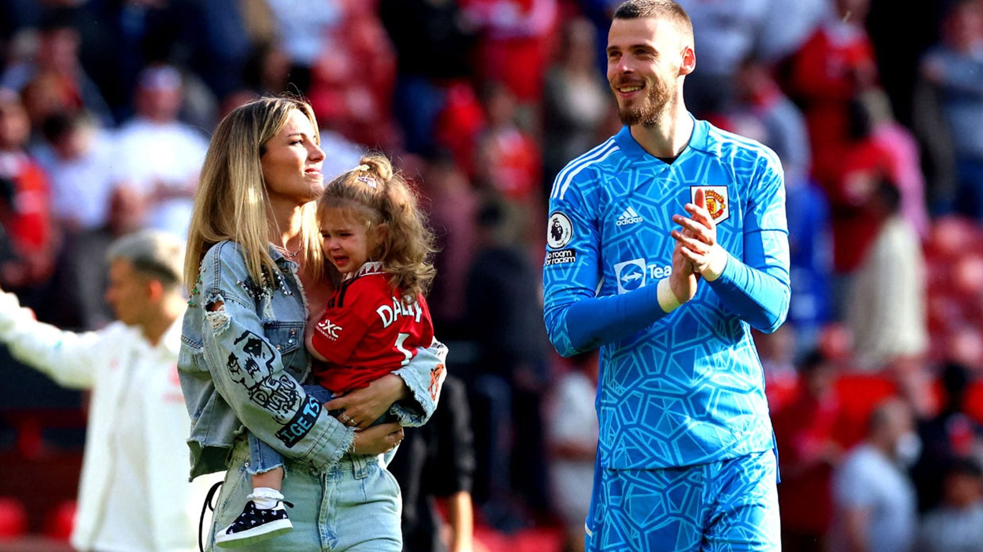 La felicidad de Edurne con su hija y De Gea al celebrar juntos el trofeo que ha ganado el jugador en Mánchester