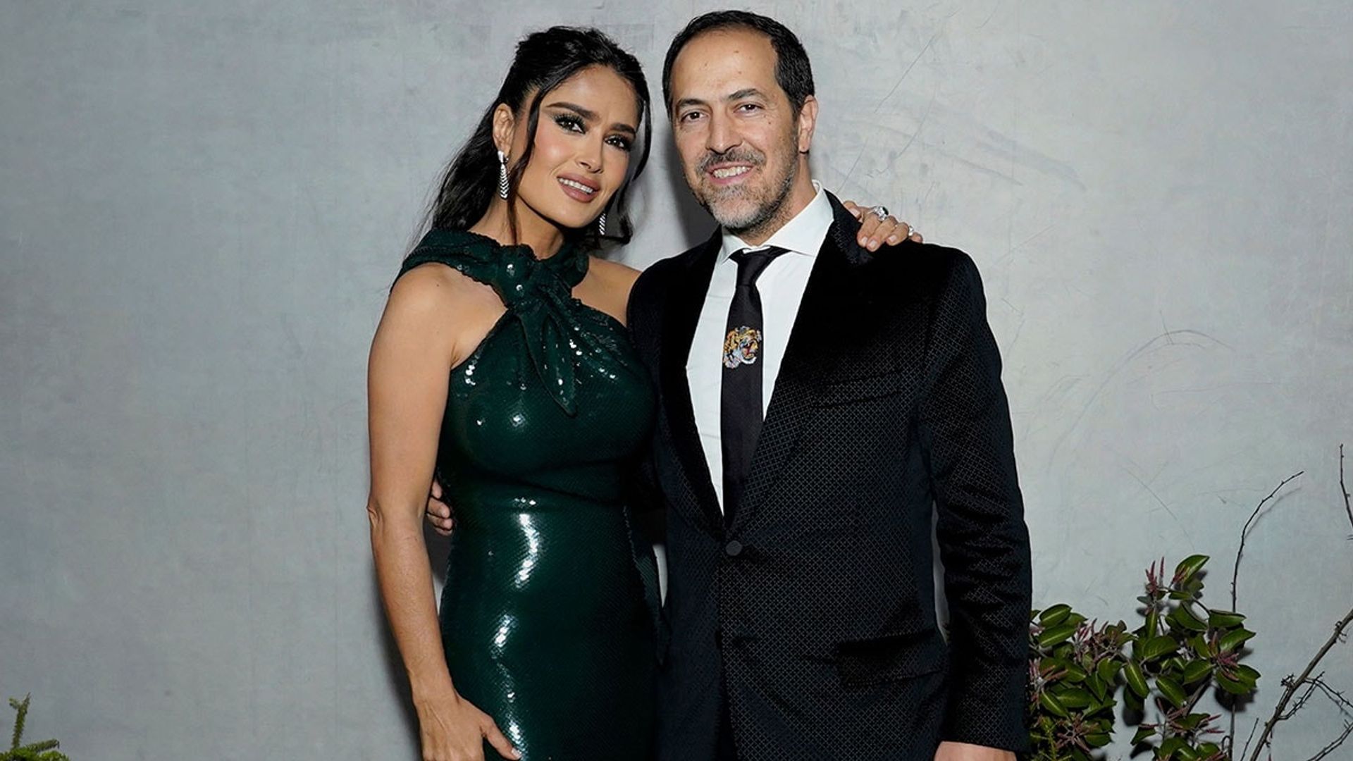 De la mano de su hermano, Salma Hayek brilla sobre la alfombra roja