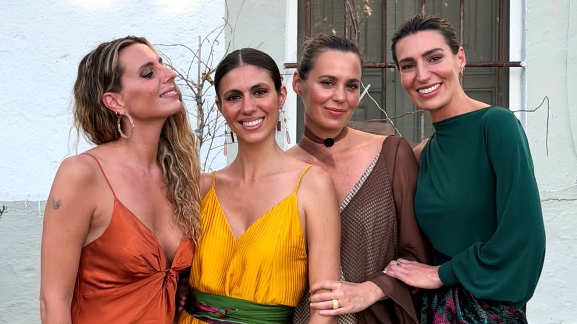 Las hermanas Osborne y Ana cristina Portillo con looks de invitada en una boda familiar en Trujillo.