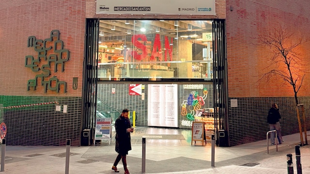 Fachada del Mercado de San Antón en Chueca, Madrid.