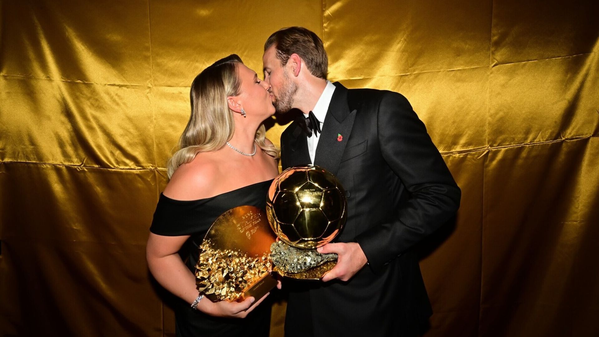 El beso de Harry Kane y su mujer