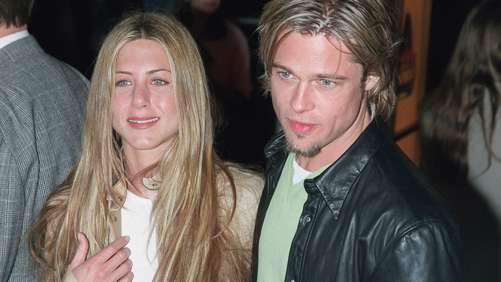 Revive los años 2000 con los tops básicos que marcaron esa época (y llevaba siempre Jennifer Aniston)
