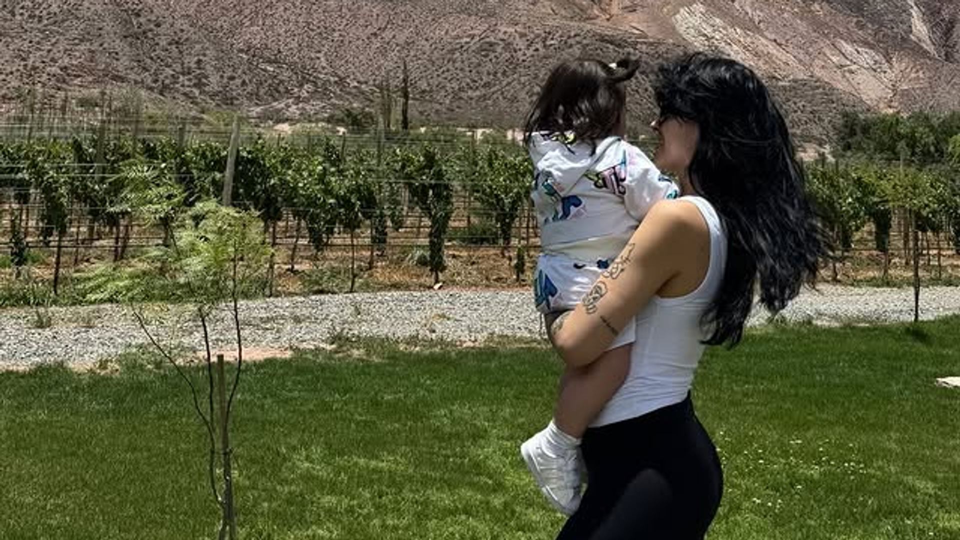 Cazzu y su pequeña Inti disfrutan de una escapada a la naturaleza | ¡HOLA!