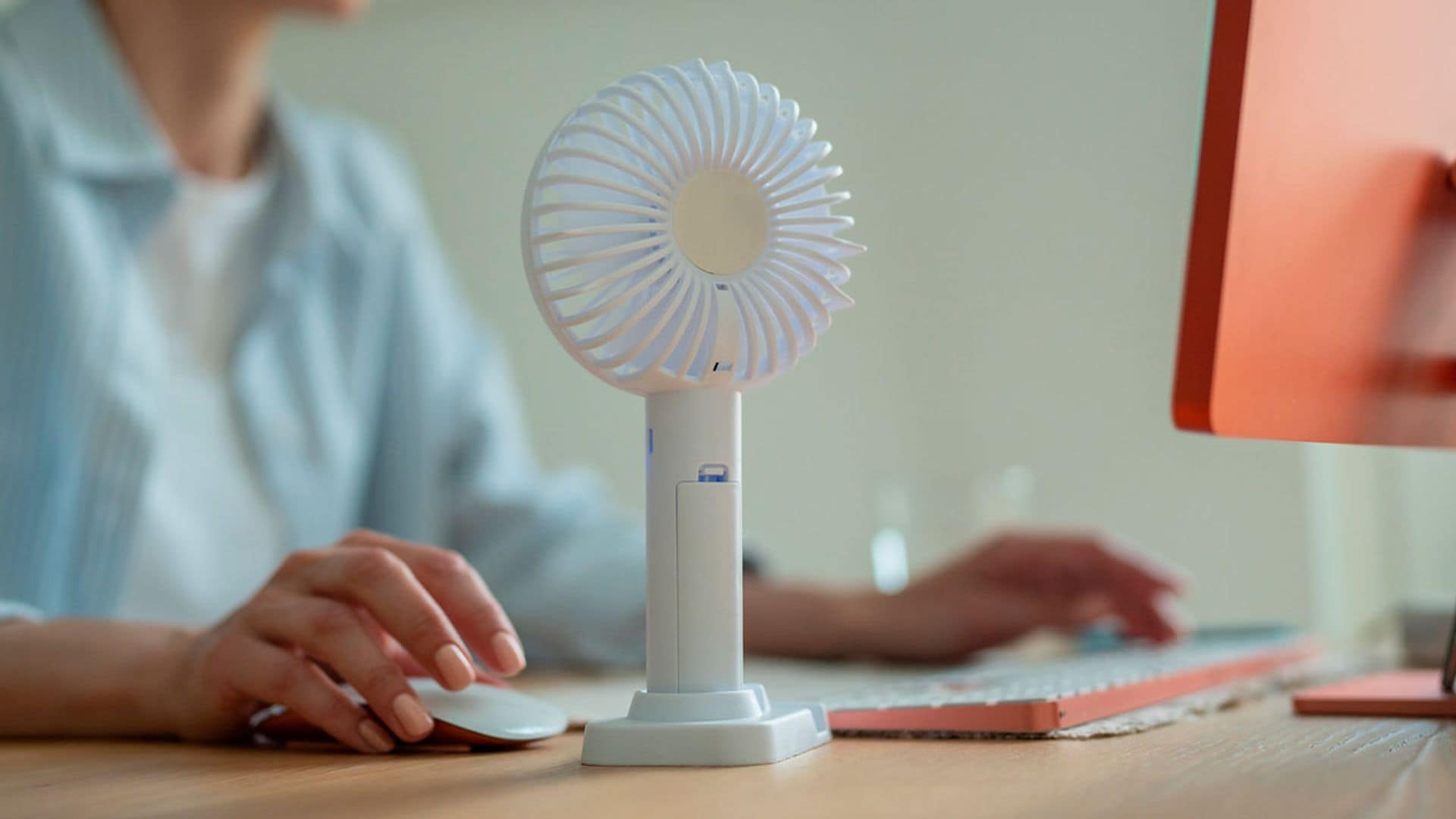 Dile adiós al calor en cualquier lugar con este ventilador USB portátil ahora en oferta