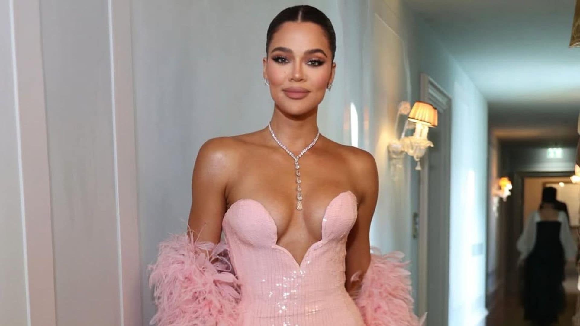De la capa de plumas rosa de Khloé Kardashian al vestido vintage su hermana Kim: los mejores looks de las invitadas a la boda de Jeff Bezos y Lauren Sánchez