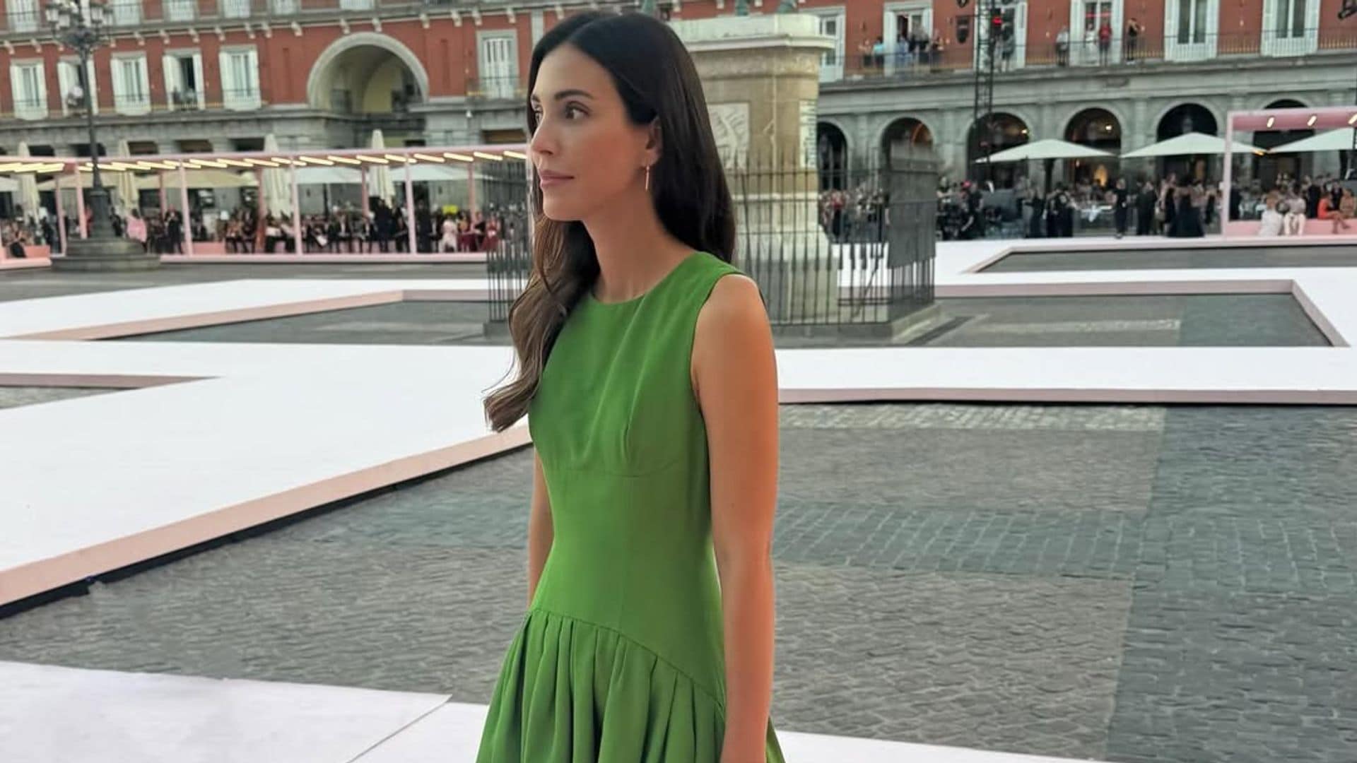 El original tocado de mariposas tridimensionales con el que Sassa de Osma ha sorprendido en una boda en Roma