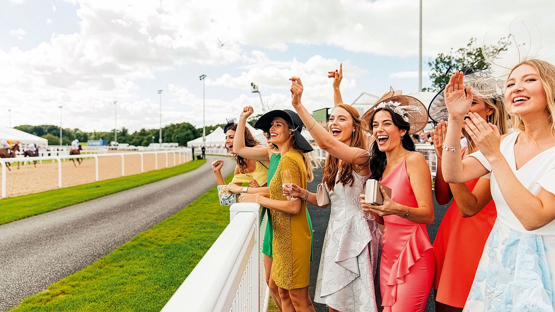 El hipódromo repleto de espectadoras 