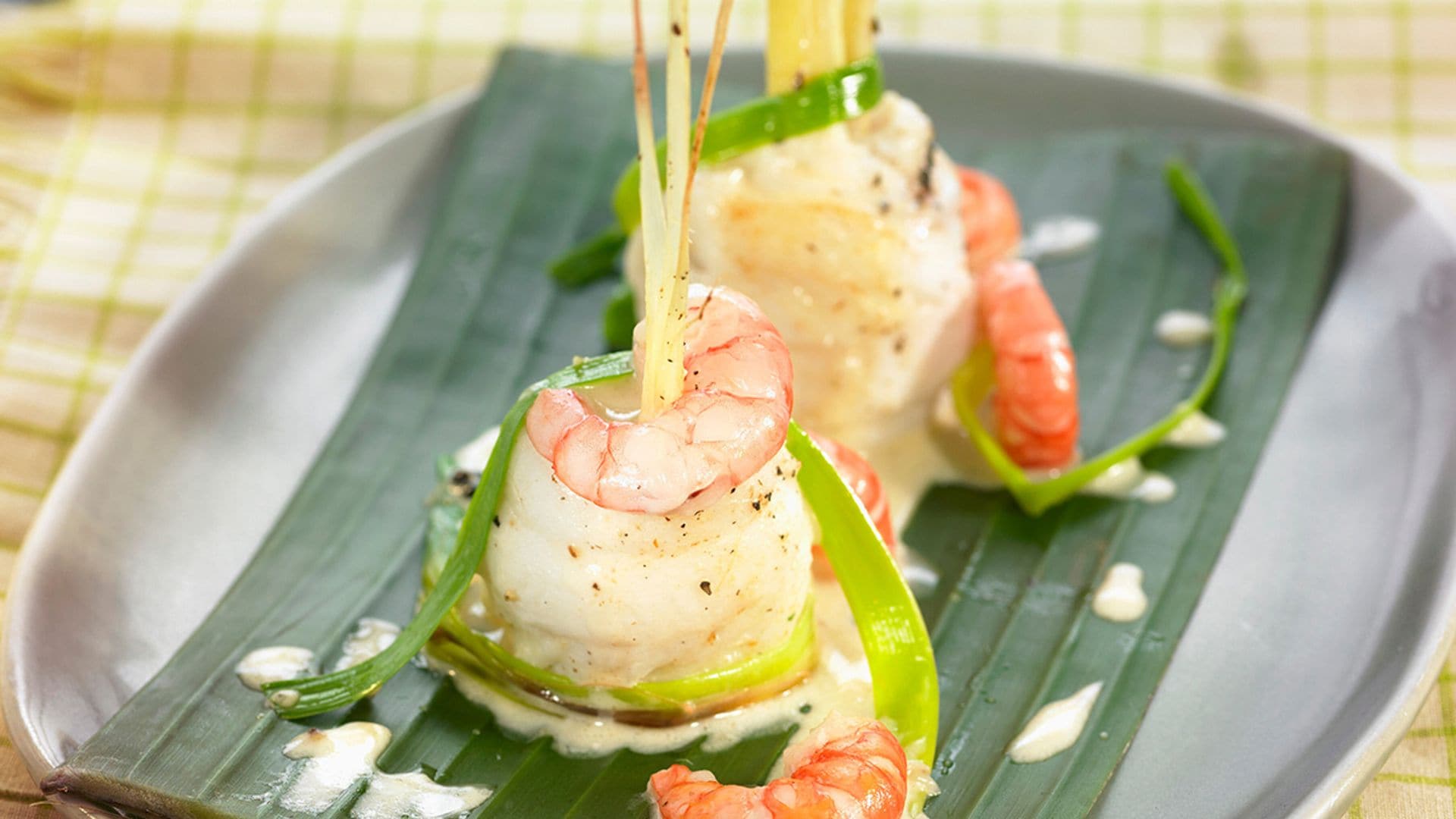 Rollitos de lenguado con gambas y salsa de lima