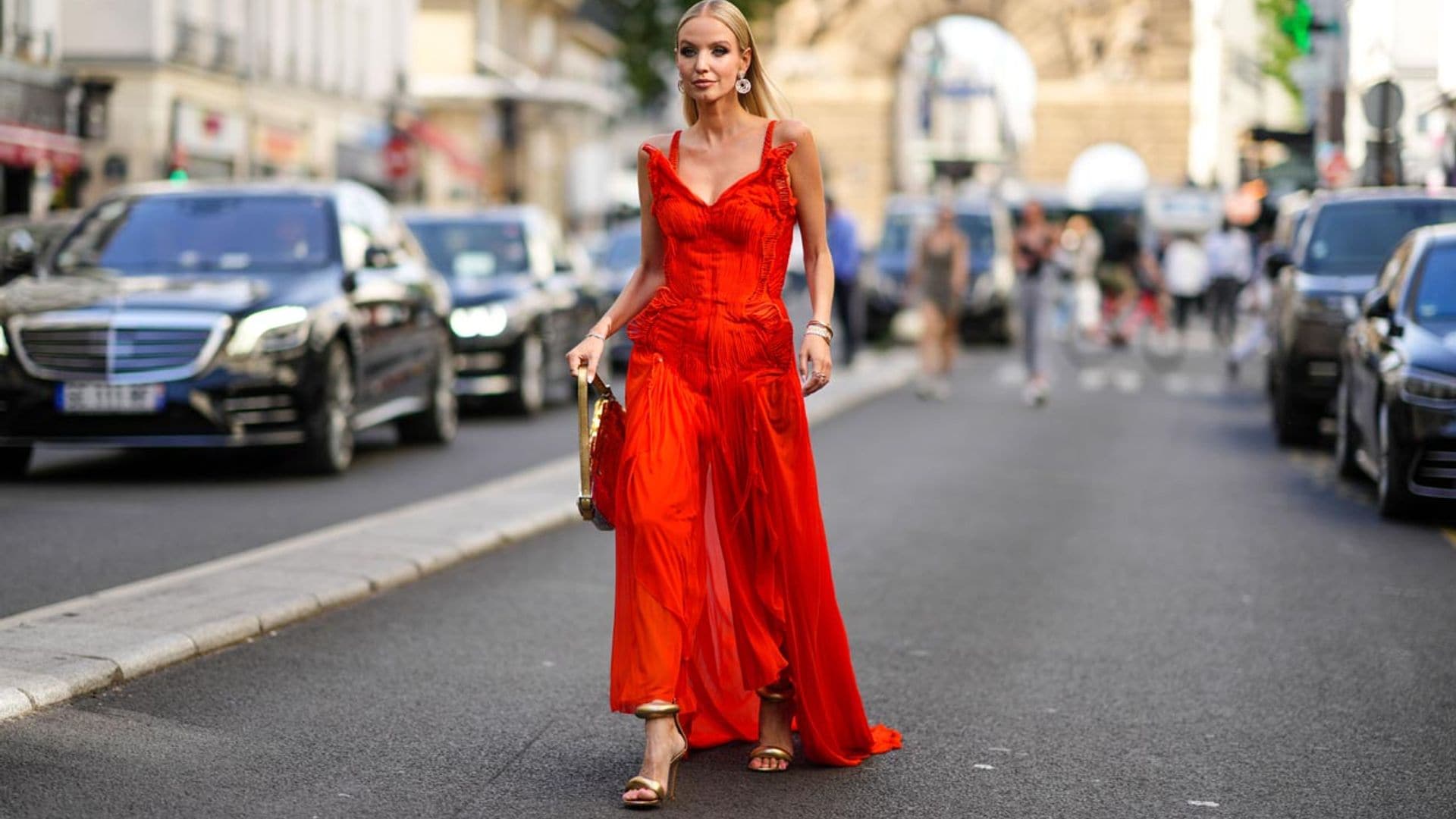 De Emily Ratajkowski y Jennifer Lopez al 'street style': los vestidos rojos son la prenda viral del verano