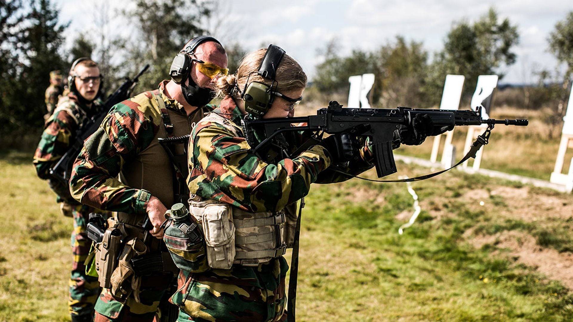 Con traje de camuflaje y practicando tiro: Elisabeth de Bélgica ya ha comenzado sus entrenamientos militares