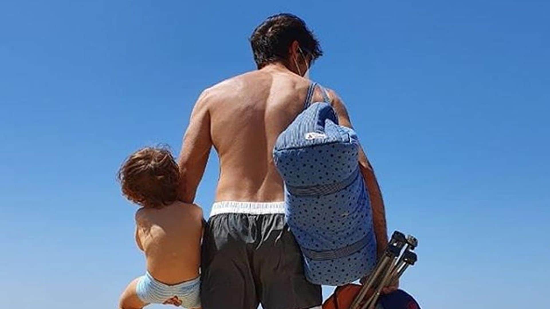 'Contra viento y marea', la divertida jornada playera de Cayetano Rivera y su hijo